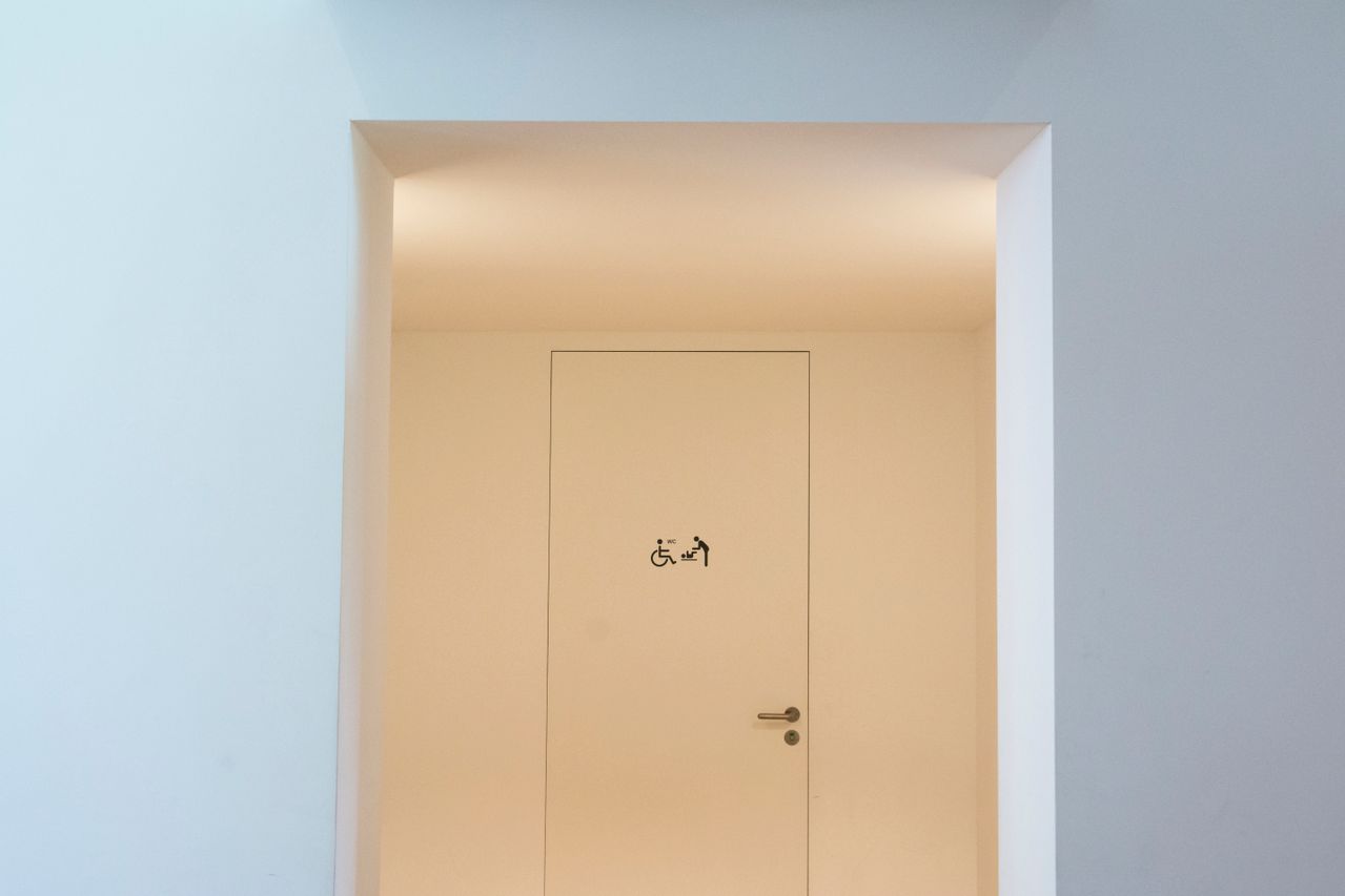 ADA Fitting Room Requirements in California: Bench, Mirror and Turning Space Under CBC 11B